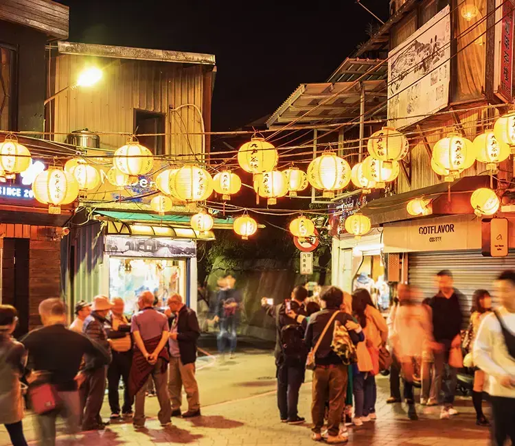 九份・十分・台北夜市・深坑老街ツアーを楽しむ人々