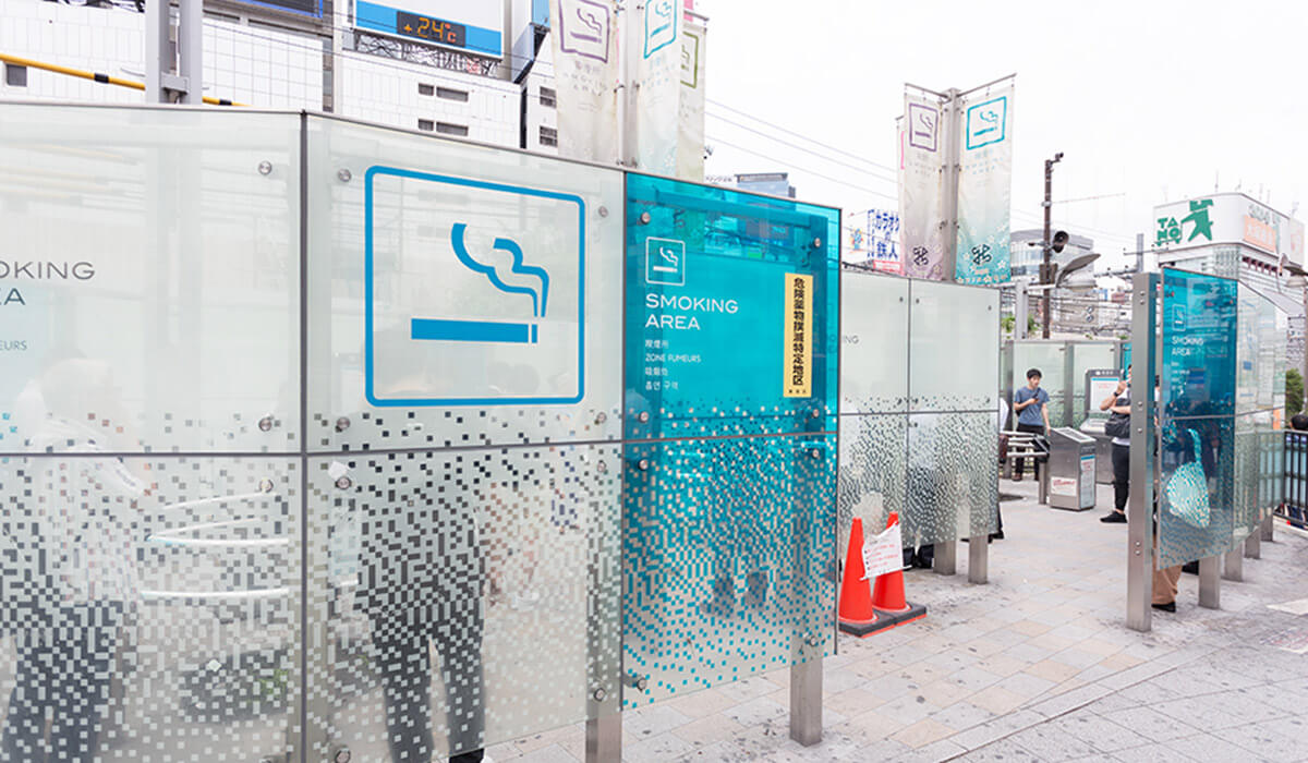 JR新宿駅の東口付近喫煙スペース