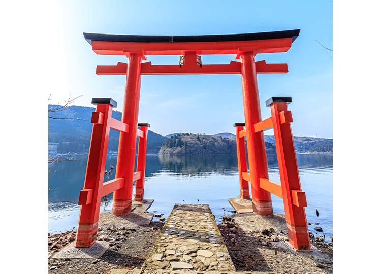 箱根神社の鳥居の前でアレン様と開運写真を撮影！