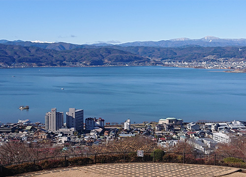 諏訪湖をバックに集合記念写真撮影を予定(画像はイメージです)