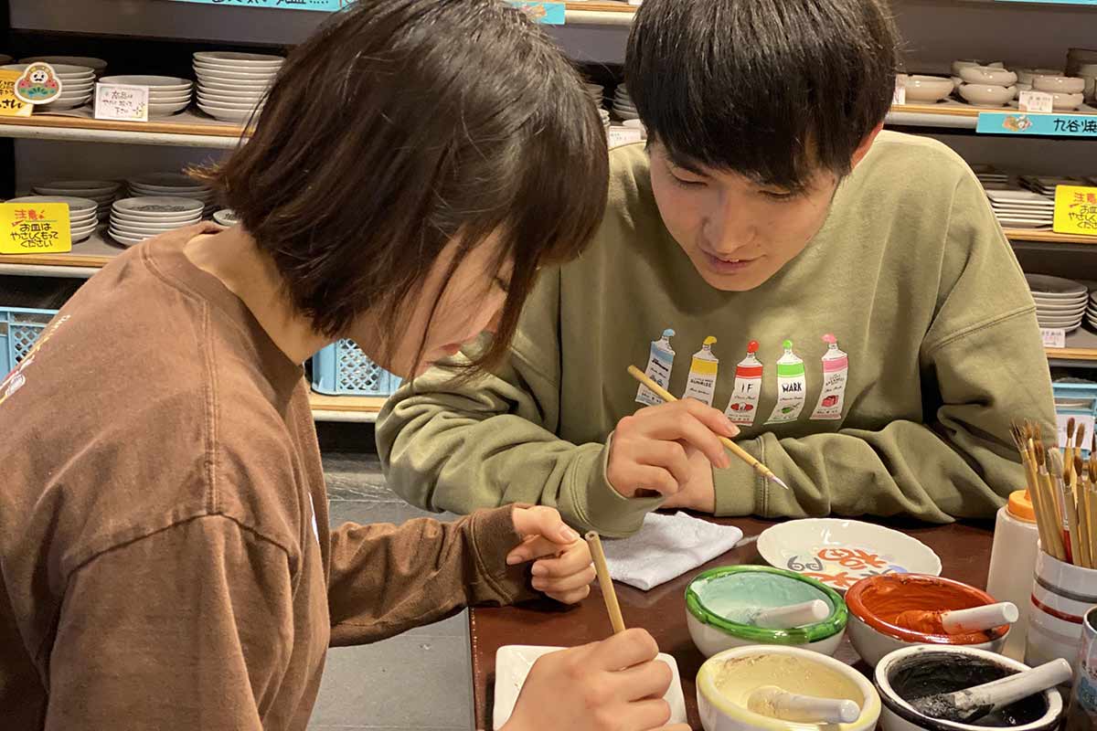 九谷焼絵付け体験の様子(写真はイメージです)
