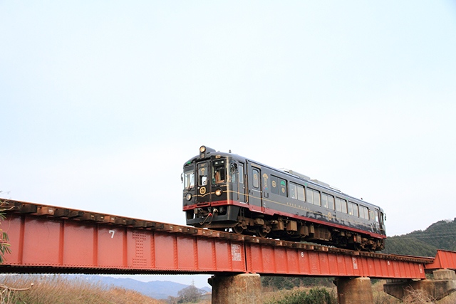 「海の京都」を走る観光列車 丹後くろまつ号