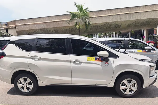 Mai Linh Airport Taxi (6人乗りの乗客の車両)