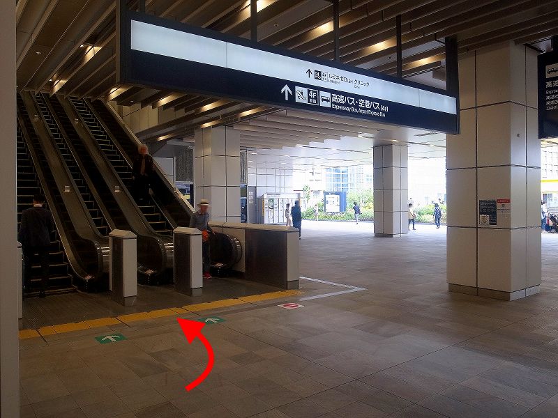 新宿駅新南改札前のエスカレーター