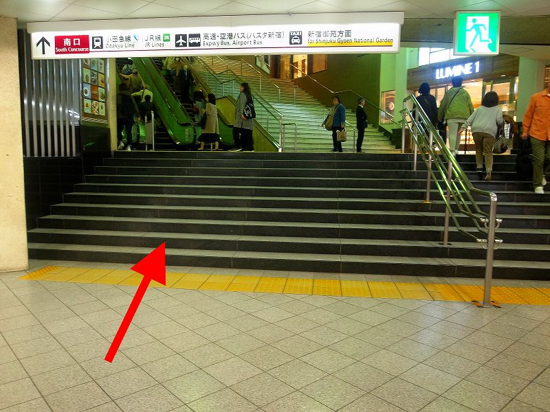 京王モールを出たところの階段
