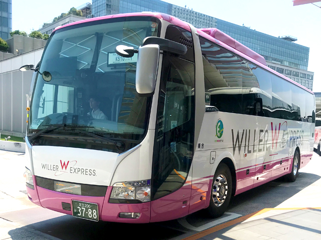 WILLER EXPRESSのピンクのバス