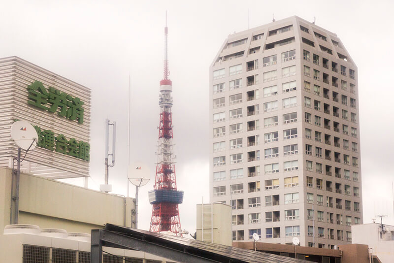 ビルの間から見える東京タワー