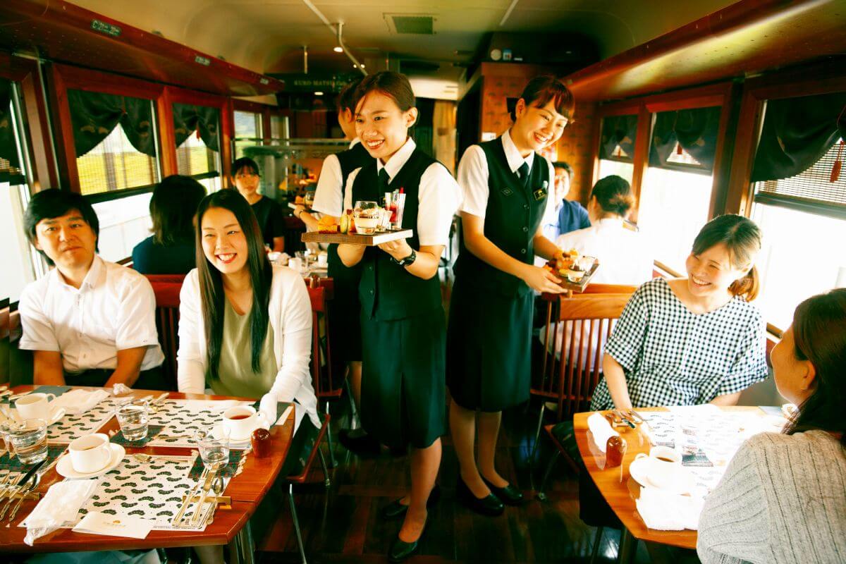 贅沢な観光列車旅へ！ 天橋立と西舞鶴を結ぶ「丹後くろまつ号」サンセットコースを体験