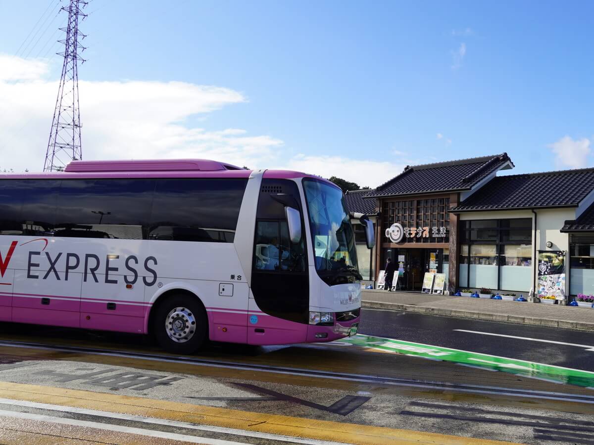 WILLER EXPRESSのバスと草津PA
