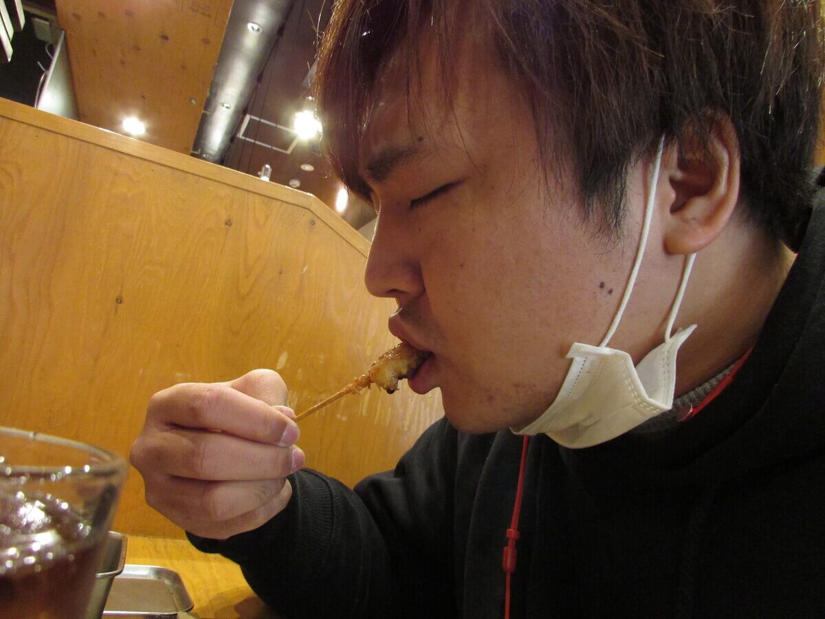 串カツを食べる