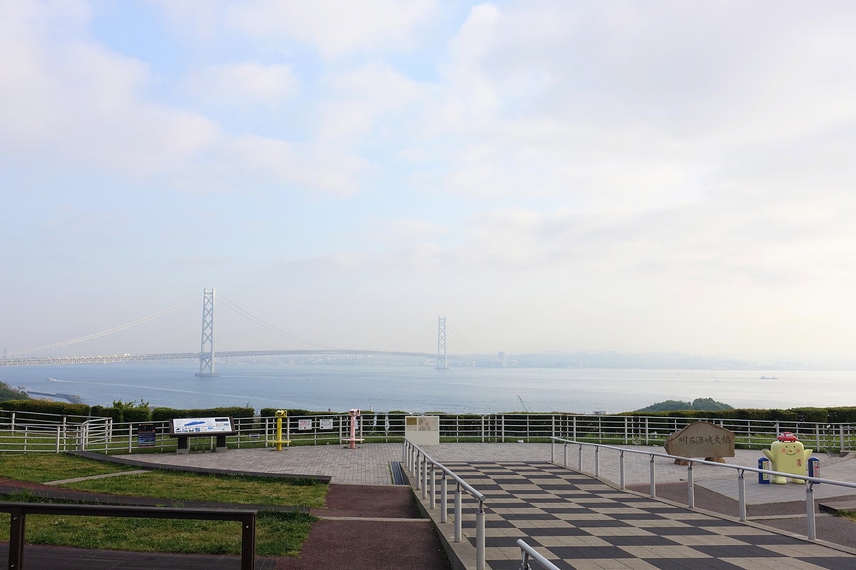 神戸淡路鳴門自動車道　淡路サービスエリアから見える明石海峡大橋