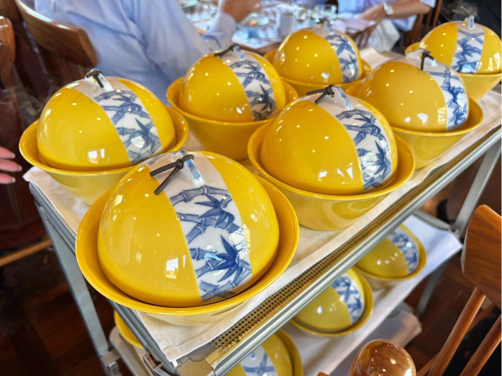 鈴のような黄色い丸い器