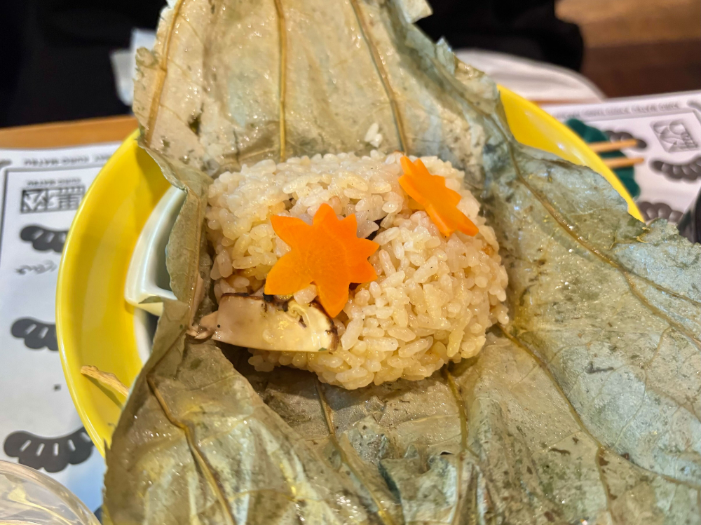 蓮の葉で包まれた炊き込みご飯