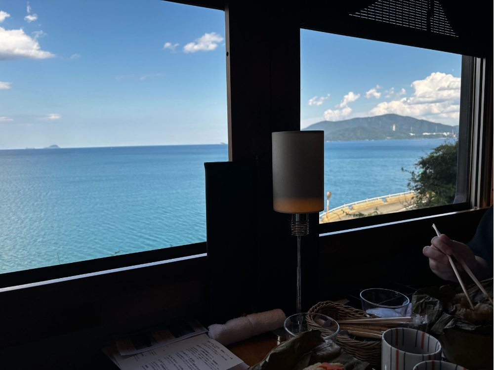 車窓から見える奈具海岸